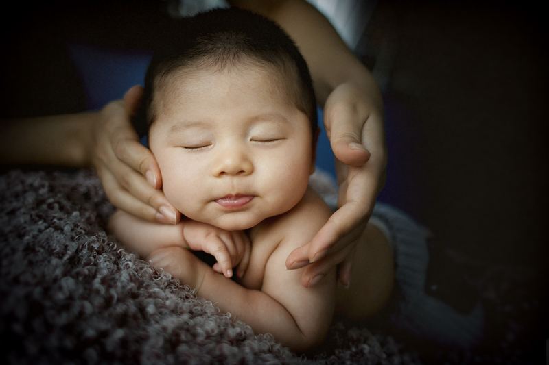 Pasgeboren baby rust in de handen van de ouders